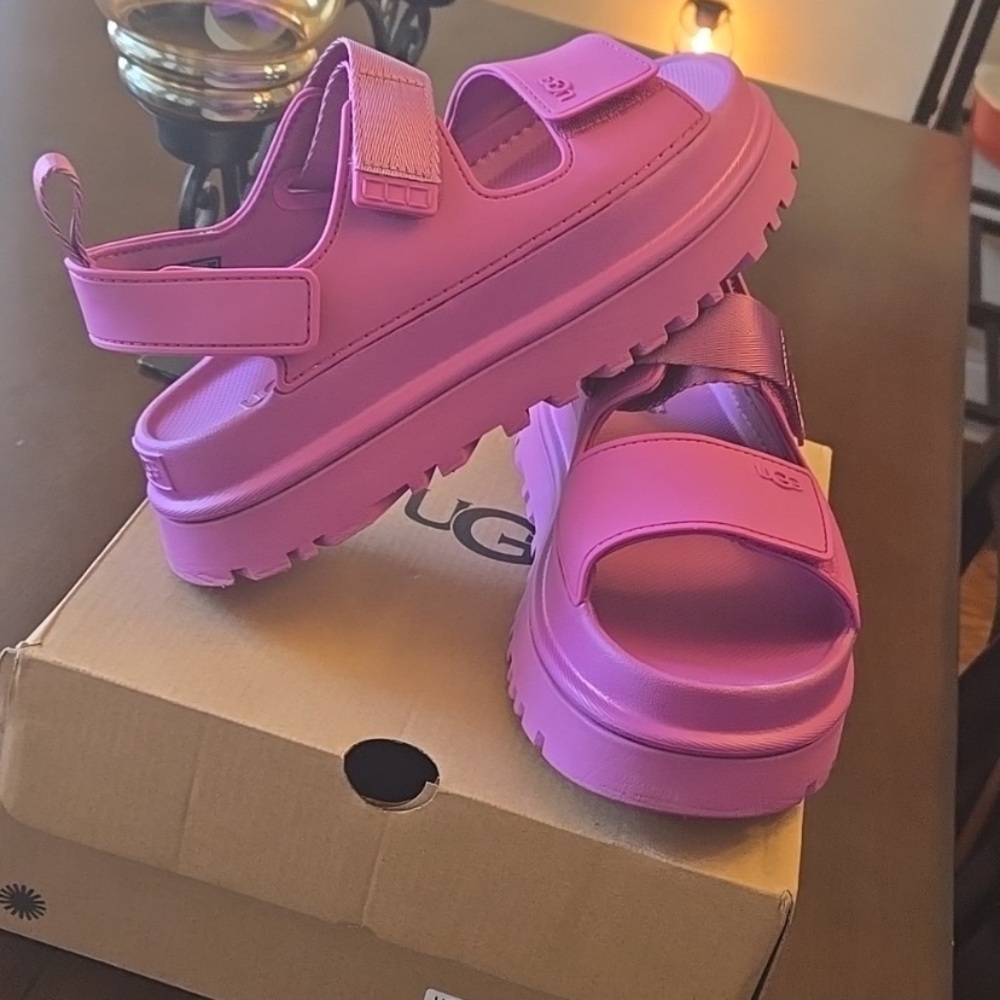 💕Ugg Goldenglow Sandals💕